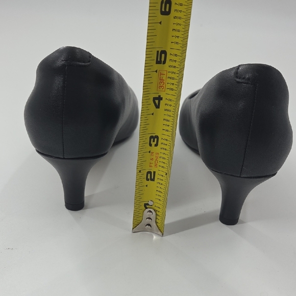 Classic Black Women's Pumps - Picture 12 of 16